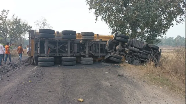 ଝାରସୁଗୁଡା ଲଖନପୁରଠାରେ ମର୍ମନ୍ତୁଦ ଦୁର୍ଘଟଣା । ଟ୍ରଲର ପିକଅପ୍ ଭ୍ୟାନ୍ ଧକ୍କା, ୪ ମୃତ, ୯ ଗୁରୁତର ।