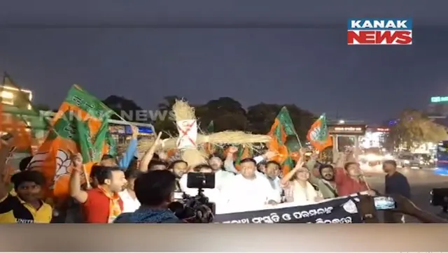 ଅର୍ପଣ ରଥରେ ଉଷୁନା ଚାଉଳ ପ୍ରସଙ୍ଗକୁ ନେଇ ବିଜେପିର ବିକ୍ଷୋଭ । ମୁଖ୍ୟମନ୍ତ୍ରୀଙ୍କ କୁଶପୁତ୍ତଳିକା ଦାହ କଲେ ବିଜେପି ଯୁବ ମୋର୍ଚ୍ଚା କର୍ମୀ ।