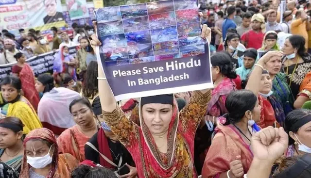 ବାଂଲାଦେଶରେ ହିନ୍ଦୁମାନଙ୍କ ଉପରେ ଅତ୍ୟାଚାର : ମନ୍ଦିର ଭଙ୍ଗାରୁଜା । ଘରେ ନିଆଁ ଲଗାଇଲେ ଦୁର୍ବୁର୍ତ୍ତ   । ଦେଶ ଛାଡି ଚାଲିଯିବାକୁ ଧମକ