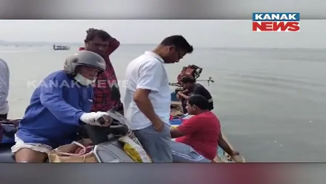 ମଝି ଚିଲିକାରେ ଫସିଲା ଯାତ୍ରୀବାହୀ ଡଙ୍ଗା । ଡଙ୍ଗାରେ ଅଛନ୍ତି ୩୦ ଯାତ୍ରୀ, ୮ ବାଇକ ।