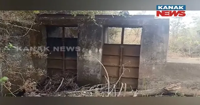 ଶୁଖିଲା ପଡ଼ିଛି ଚେକ ଡ୍ୟାମ୍ । ପାଣି ବିନା ହୋଇପାରୁନି ଚାଷ, ଶୁଖିଲା ପଡିଛି ଶହ ଶହ ଏକର ଜମି ।