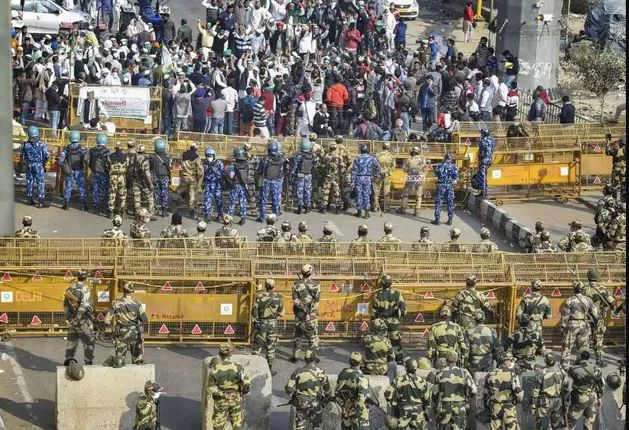 ଚାଷୀ ଆନ୍ଦୋଳନ ଭିତରେ ଆଶ୍ୱସ୍ତିକର ଖବର । ୧୨ ଦିନ ପରେ ଖୋଲୁଛି ଦିଲ୍ଲୀସୀମା । ଶମ୍ଭୁ ଓ ଟ୍ରିକି ବର୍ଡରରୁ ହଟାଯାଉଛି ବ୍ୟାରିକେଡ ।