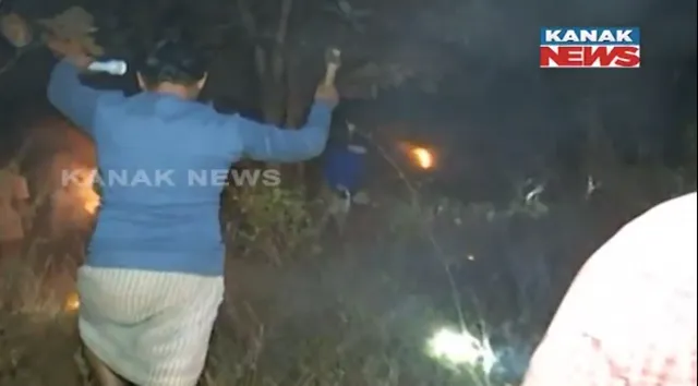 ଗାଁ ଭିରତକୁ ପଶି ଆସିଛିନ୍ତି ହାତୀପଲ୍ଲ । ହାତୀ ଘଉଡାଇବାକୁ ରାତି ଅନିଦ୍ରା ଗାଁ ଲୋକେ ।