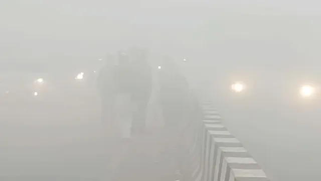 ସକାଳୁ ସକାଳୁ ହାଲୁକା ଥଣ୍ଡା ସାଙ୍ଗକୁ ଘନ କୁହୁଡି । ଟ୍ୱିନ୍ ସିଟିରେ ୨୦ ମିଟର ଯାଏଁ ଦିଶୁନି ରାସ୍ତାଘାଟ । ୨୪ ଜିଲ୍ଲାକୁ ସତର୍କ ସୂଚନା ।