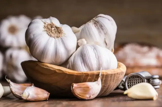 ଆକାଶଛୁଆଁ ରସୁଣ ଦର । ରେଟ୍ ଶୁଣି ଲାଗୁଛି ଡର ।