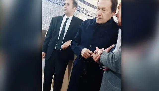 ଇମ୍ରାନ ଖାନ ଜେଲରୁ ଚଲେଇଲେ ନିର୍ବାଚନୀ ଚାଲ ।   ଭୋଟ୍ ଦେବା ପୂର୍ବରୁ ଏହି ଚିତ୍ର ସାମ୍ନାକୁ ଆସିଲା