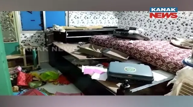 ଭୁଜାଲିରେ ଆକ୍ରମଣ କରି ଶିକ୍ଷକଙ୍କ ଘରେ କଳାକନା ବୁଲାଇଲେ ଦୁର୍ବୃତ୍ତ । ୨ ଗୁରୁତର ହସ୍ପିଟାଲରେ ଭର୍ତ୍ତି ।