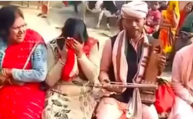 ୨୨ ବର୍ଷ ପରେ ମା’କୁ ଭିକ ମାଗିବାକୁ ଆସିଲା ପୁଅ । ଘରକୁ ଫେରିଆସିବାକୁ ବିକଳ ହୋଇ କାନ୍ଦିଲେ ମା’, ହେଲେ ଫେରିଲାନି ପୁଅ ।