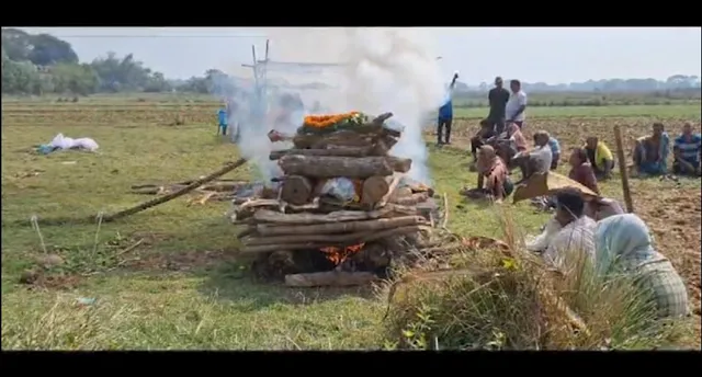 ସହିଦ ଯବାନ ସନାତନ ପ୍ରଧାନଙ୍କ ଶେଷକୃତ୍ୟ । ମଣିପୁରରେ ସିଆରପିଏଫ ଯବାନ ଭାବେ କାର୍ଯ୍ୟ କରୁଥିବା ବେଳେ ହୋଇଥିଲା ହୃଦଘାତ ।