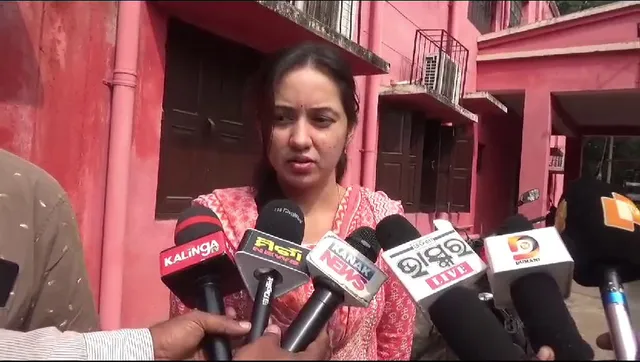 ପାଟଣାଗଡ଼ ପାର୍ସଲ ବୋମା ଘଟଣାରେ କୋର୍ଟରେ ସାକ୍ଷ୍ୟ ଗ୍ରହଣ । କୋର୍ଟରେ ହାଜର ହେଇ ସାକ୍ଷୀ ଦେଲେ ମୃତ ସୌମ୍ୟଶେଖରଙ୍କ ସ୍ତ୍ରୀ ରୀମାରାଣୀ ।