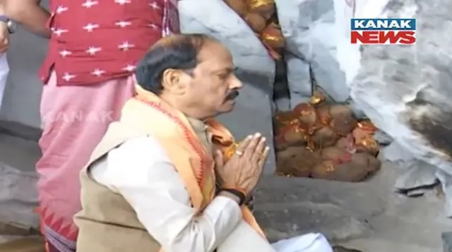 ବେଦବ୍ୟାସ ଶୈବପୀଠରେ ପୂଜାର୍ଚ୍ଚନା କଲେ ରାଜ୍ୟପାଳ ରଘୁବର ଦାସ । ପରେ ଛାତ୍ରଛାତ୍ରୀ ଓ ମିଶନ ଶକ୍ତି ମହିଳାଙ୍କ ସହ କଲେ ଆଲୋଚନା ।