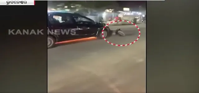 ରାଜଧାନୀରେ କିଲର କାରକୁ ନେଇ ଚା ଞ୍ଚଲ୍ୟ । ଭୁବନେଶ୍ୱର ପଟିଆରେ ସ୍କୁଟିକୁ କାର ୨ କିଲୋମିଟର ଘୋଷାଡି ନେବା ଘଟଣାରେ ଚାଳକ ଅଟକ ।