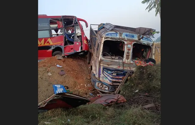 ସୁନ୍ଦରଗଡ କୋଇଡାରେ ମର୍ମନ୍ତୁଦ ସଡକ ଦୁର୍ଘଟଣା । ଯାତ୍ରୀବାହୀ ବସକୁ ପିଟିଲା ଟ୍ରକ ,୩୦ ଯାତ୍ରୀ ଆହତ ।