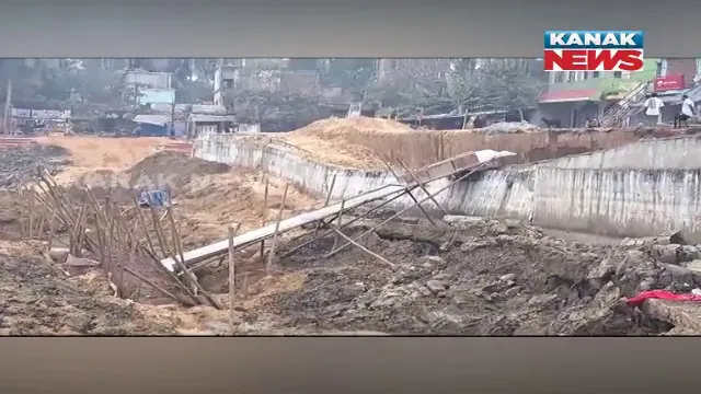 ଧସିଲା ଭଦ୍ରକ ଆଖଣ୍ଡଳମଣିଙ୍କ ଶିବଗଙ୍ଗା ପୁଷ୍କରିଣୀର ପାଚେରୀ । ଅଧାରେ ଅଟକିଲା ରୂପାନ୍ତରଣ କାର୍ଯ୍ୟ