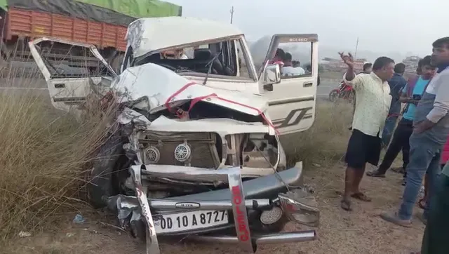 କୁହୁଡି ହେଲା କାଳ । ଭାରସାମ୍ୟ ହରାଇ ବୋଲେରୋ ଦୁର୍ଘଟଣାଗ୍ରସ୍ତ, ୧୦ ଜଣ ଗୁରୁତର