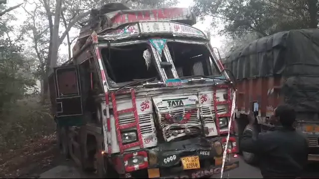 ସମ୍ବଲପୁରରେ ବସ୍ ଓ ଟ୍ରକ୍ ମୁହାଁମୁହିଁ ଧକ୍କା । ବସ୍ ହେଲପରଙ୍କ ମୃତ୍ୟୁ, ୮ ଜଣ ଗୁରୁତର