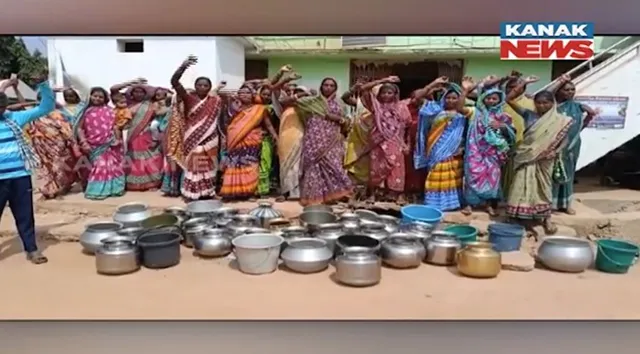 ‘ପାଣି ନାହିଁ ତ ଭୋଟ ନାହିଁ’ ପାଣି ନାହିଁ, ନାରା ଦେଇ ପଞ୍ଚାୟତ କାର୍ଯ୍ୟାଳୟ ଘେରିଲେ ମହିଳା । ରାୟଗଡାରେ ପାଣି ପାଇଁ ହଟହଟା ।