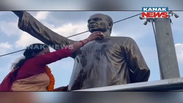 ଜନ୍ମ ବାର୍ଷିକୀରେ ବିଜୁ ବାବୁଙ୍କ ପ୍ରତିମୂର୍ତ୍ତିକୁ କ୍ଷୀରରେ ସ୍ନାନ କରାଇଲେ ଅନୁଗତ । ପୋଲସରାରୁ ଆସିଛି ଏଭଳି ଦୃଶ୍ୟ ।