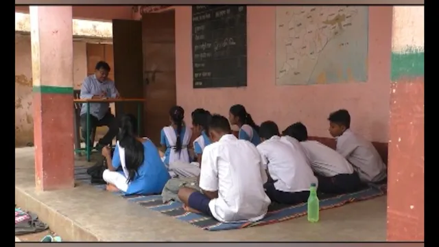 ଅସ୍କା ୧୬ ନମ୍ବର ୱାର୍ଡରେ ଥିବା ବିଦ୍ୟାଳୟରେ ୮ଟି କ୍ଲାସ ପାଇଁ ରହିଛି ମାତ୍ର ୩ଟି ଶ୍ରେଣୀ ଗୃହ । ବାରଣ୍ଡାରେ ବସି ପାଠ ପଢ଼ୁଛନ୍ତି ପିଲା