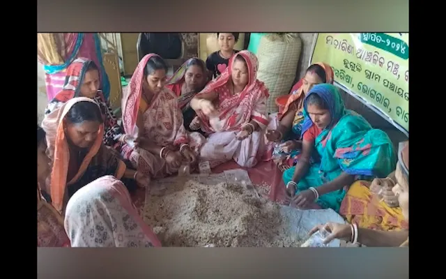 ଭୋଗରାଇ ବାଡ଼ସରିଷା ଗାଁ ମହିଳାଙ୍କ ରୋଜଗାରର ମାଧ୍ୟମ ପାଲଟିଛି ମୁଢ଼ି ସନ୍ତୁଳା । ବିନା ତାଲିମରେ ଚୁଡ଼ା ଓ ମୁଢ଼ିରେ ପ୍ରସ୍ତୁତ କରୁଛନ୍ତି ସୁସ୍ୱାଦୁ ଜଳଖିଆ