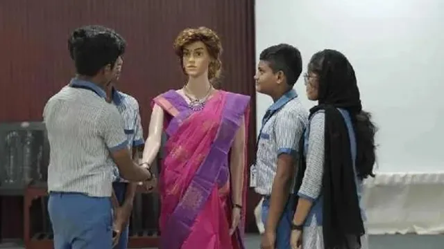 କ୍ଲାସରୁମରେ ପାଠ ପଢ଼ାଇଲେ ଏଆଇ ରୋବଟ ଶିକ୍ଷୟତ୍ରୀ । ଜଟିଳରୁ ଜଟିଳ ପ୍ରଶ୍ନର ଉତର ଦେଉଛି, ଛାତ୍ରଛାତ୍ରୀଙ୍କ ସମସ୍ୟାର ସମାଧନ କରୁଛି