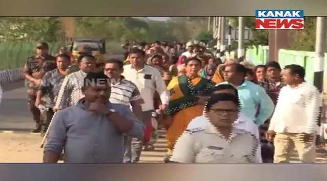 ବୌଦ୍ଧ ଡିଏଫଓଙ୍କ ବିରୋଧରେ ତାତିଲେ ଲୋକେ । ଦୁର୍ନୀତି ଅଭିଯୋଗରେ ଜିଲ୍ଲାପାଳଙ୍କ କାର୍ଯ୍ୟାଳୟ ଘେରିଲେ ।