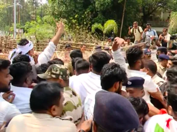 ଶିଶୁ ଭବନ ଛକରେ ଛାତ୍ର କଂଗ୍ରେସ- ପୋଲିସ ଧସ୍ତାଧସ୍ତି । ବ୍ୟାରିକେଡ୍ ଡେଇଁ ନବୀନ ନିବାସ ଅଭିମୁଖେ ଯିବାବେଳେ, ଅଟକାଇଲା ପୋଲିସ