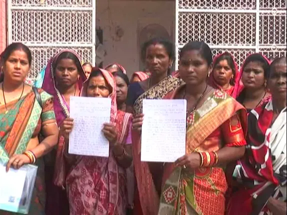 ଭାଟି ଉଚ୍ଛେଦ ଓ ମଦ ଦୋକାନ ବନ୍ଦ ଦାବି । ସୁନ୍ଦରଗଡ ଡାଙ୍ଗରପାଲିରେ ରାସ୍ତାକୁ ଓହ୍ଲାଇଲେ ଶତାଧିକ ମହିଳା