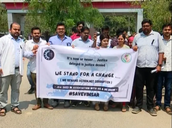 ଆନ୍ଦୋଳନକୁ ଓହ୍ଲାଇଲା ଭୀମସାର ଜୁନିଅର ଡାକ୍ତର ସଂଘ । ବୀର ସୁରେନ୍ଦ୍ର ସାଏଙ୍କ ପ୍ରତିମୂର୍ତ୍ତି ତଳେ ଧାରଣା ।