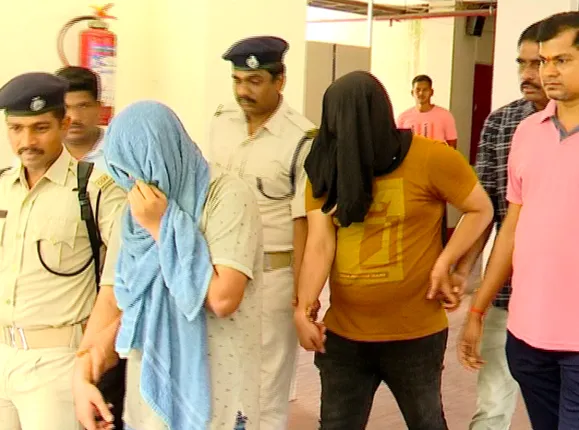 ନକଲି ED ଅଫିସର କହି ଲୁଟୁଥିଲେ, STF ଦ୍ୱାରା ବନ୍ଧାହେଲେ । ୨ ଭାଇଙ୍କୁ ମହଙ୍ଗା ପଡିଲା ନକଲି ପରିଚୟ ଦେଇ ଠକିବା ।