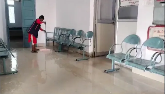 ରକ୍ତଭଣ୍ଡାରରେ ପଶିଲା ବର୍ଷା ପାଣି । ସୁନ୍ଦରଗଡ଼ ଜିଲ୍ଲା ମୁଖ୍ୟ ଚିକିତ୍ସାଳୟରେ ଥିବା ରକ୍ତଭଣ୍ଡାରରେ ପଶିଲା ବର୍ଷା ପାଣି ।