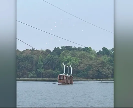 ପାଣି ଭିତରକୁ ଖସି ପଡିଲା ରୋପୱେର ୬ଟି କେବିନ୍ । ବଡ ଦୁର୍ଘଟଣାରୁ ବଞ୍ଚିଗଲେ ପର୍ଯ୍ୟଟକ ।