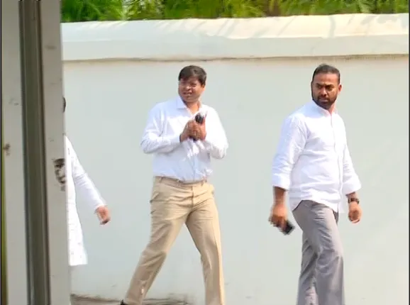 ନବୀନ ନିବାସରେ ଚାଲିଛି ନିର୍ବାଚନ କସରତ ।  ଲାଗିଛି ନେତାଙ୍କ ଭିଡ ।