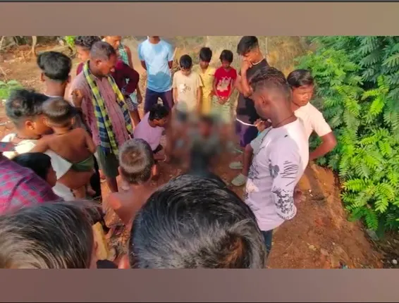 ପିଲା ଚୋରି ଅଭିଯୋଗରେ ଯୁବକକୁ ନିସ୍ତୁକ ମାଡ । ପିଲା ଚୋରି ବେଳେ କାବୁ କଲେ ଲୋକେ ।