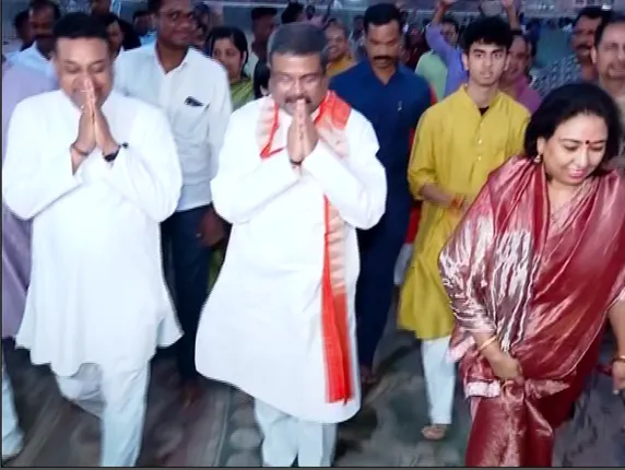 ପ୍ରାର୍ଥୀ ଘୋଷଣା ପରେ ଜଗା ଦର୍ଶନ କଲେ କେନ୍ଦ୍ରମନ୍ତ୍ରୀ ଧର୍ମେନ୍ଦ୍ର ପ୍ରଧାନ ଓ ସମ୍ବିତ ପାତ୍ର । ଶୀର୍ଷ ନେତୃତ୍ୱଙ୍କୁ ଦେଲେ ଧନ୍ୟବାଦ ।