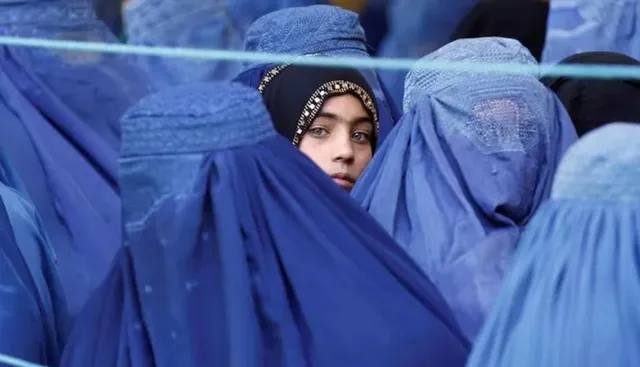 ତାଲିବାନ ଜାରି କଲା ନୂଆ ନିୟମ । ବ୍ୟଭିଚାରରେ ଲିପ୍ତ ଥିବା ମହିଳାଙ୍କୁ ରାସ୍ତା ମଝିରେ ପଥର ଫିଙ୍ଗି ହତ୍ୟା ଆଦେଶ ।