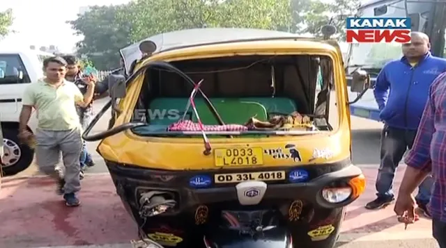 ଅଟୋକୁ ପିଟିଲା ମୋ ବସ୍ । ରାଜମହଲ ଛକରେ ଅଟୋକୁ ପଛରୁ ଧକ୍କା ଦେଲା ।