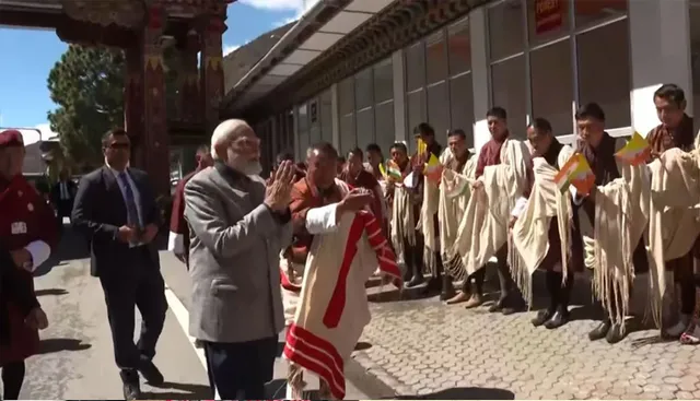 ଭୁଟାନରେ ପିଏମ ମୋଦୀଙ୍କୁ ଭବ୍ୟ ସ୍ବାଗତ ।  ସ୍ବାଗତ ଜଣାଇବାକୁ ୪୫  କିଲୋମିଟର ଲମ୍ବ ମାନବ ଶୃଙ୍ଖଳ  ।