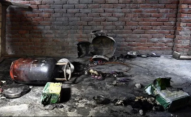 ଚା’ କରିବା ବେଳେ ଫାଟିଲା ଗ୍ୟାସ୍ ସିଲିଣ୍ଡର । ୩ ଶିଶୁଙ୍କ ସହ ମହିଳାଙ୍କ ମୃତ୍ୟୁ ।