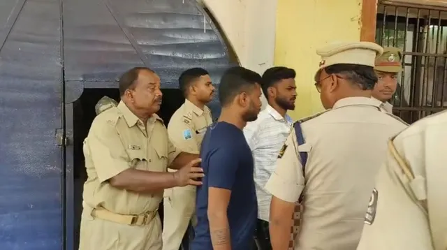 ଖୋର୍ଦ୍ଧା ଜେଲରୁ ବ୍ରାଉନସୁଗାର ନେଟୱର୍କ ମାମଲା । ପୁଣି ଜବତ ହେଲା ୯ଟି ମୋବାଇଲ । ଜଣେ ମହିଳାଙ୍କ ସହ ୭ଜଣଙ୍କୁ ଗିରଫ କଲା ପୋଲିସ ।