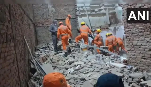 ଦିଲ୍ଲୀରେ ଭୁଶୁଡିଲା ଦୁଇ ମହଲା ପୁରୁଣା କୋଠା । ୨ଶ୍ରମିକ ମୃତ, ଚାଲିଛି ଉଦ୍ଧାର କାର୍ଯ୍ୟ