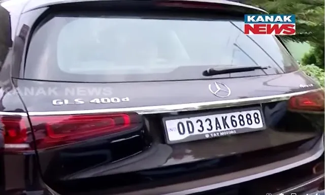 ସହିଦନଗର ଥାନାରେ ମଣିଷମରା ମର୍ସିଡିଜ୍ କାର୍ । ଏହି ଦାମୀ ଗାଡି ତଳେ ଯାଇଛି  ଗରିବର ଜୀବନ ।