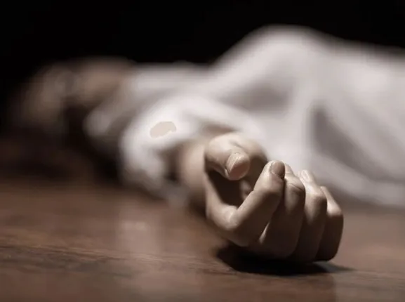 ମର୍ଗ ହାଉସ ତାଲା ଭାଙ୍ଗି ଝିଅର ଶବ ନେଇଗଲେ ବାପା, ମା’ । ସାପ କାମୁଡ଼ାରେ ଯାଇଥିଲା ଝିଅର ଜୀବନ । ୨୧ ଦିନ ପରେ ଝିଅ ବଞ୍ଚିବ କହି ନେଇଗଲେ ମୃତଦେହ । 