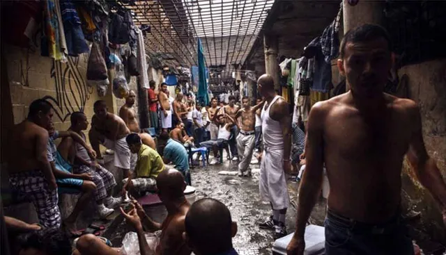 ହଠାତ୍ ଜେଲରେ ଧାଁ ଦୌଡ଼ ହେଇଥିଲା  । ସୁଯୋଗ ନେଇ ଖସି ପଳେଇଲେ ୪୦୦୦ କଏଦୀ ।  ସରକାର ଚିନ୍ତାରେ