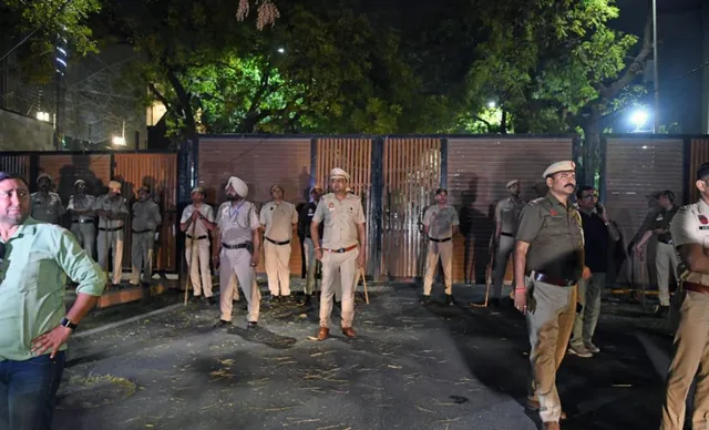 ଅରବିନ୍ଦ କେଜ୍ରିୱାଲଙ୍କୁ ଗିରଫ ପରେ ଦିଲ୍ଲୀରେ ପୁଲିସ ଛାଉଁଣୀ । ଗିରଫଦାରୀକୁ ବିରୋଧୀଙ୍କ ବିରୋଧ ।  