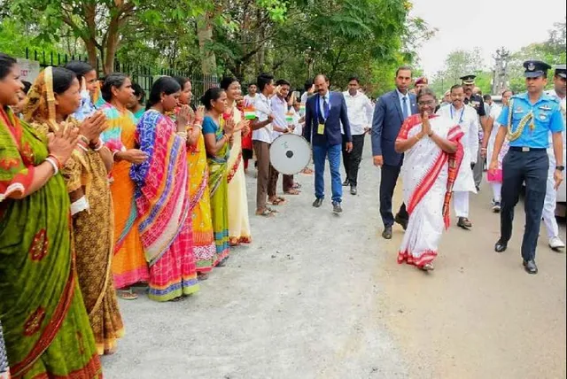 ସମ୍ବଲପୁରରେ ସନ୍ଥକବି ଭୀମଭୋଇଙ୍କ ପ୍ରତିମୂର୍ତ୍ତିରେ ମାଲ୍ୟାର୍ପଣ ସହ ଚଉଷଠି ସିଦ୍ଧ ଆଶ୍ରମରେ ଧ୍ୱନି ମଣ୍ଡପ ବୁଲିଲେ ରାଷ୍ଟ୍ରପତି । ଅପରାହ୍ନରେ ଫେରିବେ ଦିଲ୍ଲୀ ।