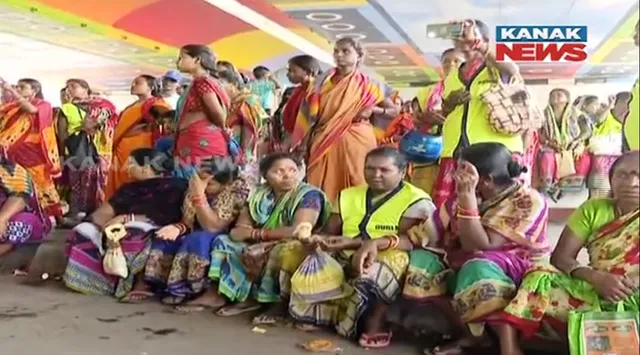 ଦ୍ୱିତୀୟ ଦିନରେ ସଫେଇ କର୍ମଚାରୀଙ୍କ ଆନ୍ଦୋଳନ । ରାଜମହଲ ଛକରେ ଏକାଠି ହେଲେ ସହ ସହ ସଫେଇ କର୍ମଚାରୀ । ୫୫ଟି ୱାର୍ଡ ପ୍ରଭାବିତ ।