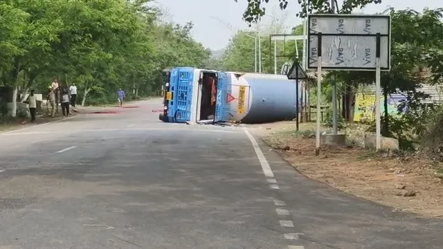 ଓଲଟିଲା ଗ୍ୟାସ ବୋଝେଇ ଟ୍ୟାଙ୍କର । ଗ୍ୟାସ୍ ଲିକ୍ ଯୋଗୁଁ ରାସ୍ତା ବନ୍ଦ ।