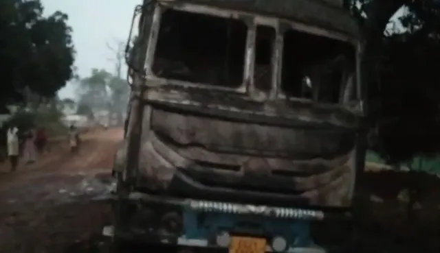 ଛତିଶଗଡରେ ପୁଣି ଲାଲ ବାହିନୀର ଆତଙ୍କ । ୪ ଟ୍ରକରେ ଲଗାଇଦେଲେ ନିଆଁ ।