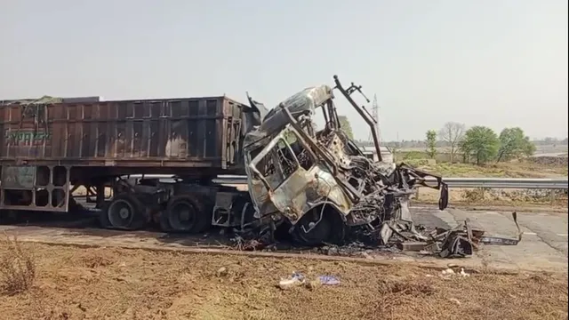 ଟ୍ରକକୁ ପଛପଟୁ ଧକ୍କା ଦେଲା ଟ୍ରକ୍ । ଟ୍ରକ୍ ସହ ଜିଅନ୍ତା ଜଳିଗଲେ ଡ୍ରାଇଭର୍ ।